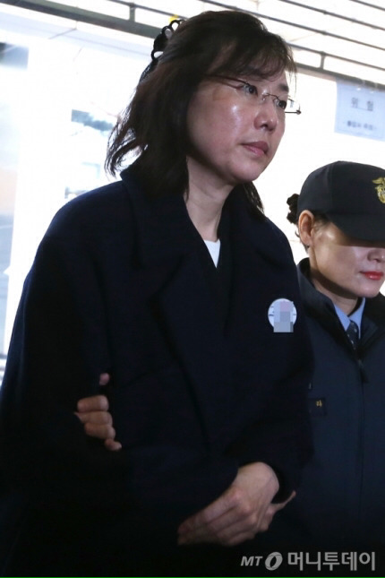 설날 푹 쉬고 특검에 출근한 조윤선 | 인스티즈