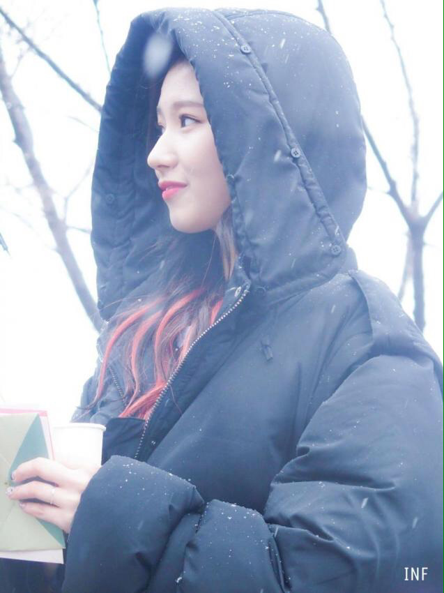 같은 장소 1년전 트와이스 사나와 1년후 사나 | 인스티즈