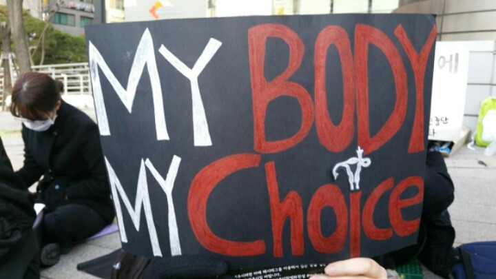 어떡하지 나 임신한 것 같은데...의사들이 중절수술 파업했대. 나 아직 대학생인데...ㅜㅜ낳아야하는거야? | 인스티즈