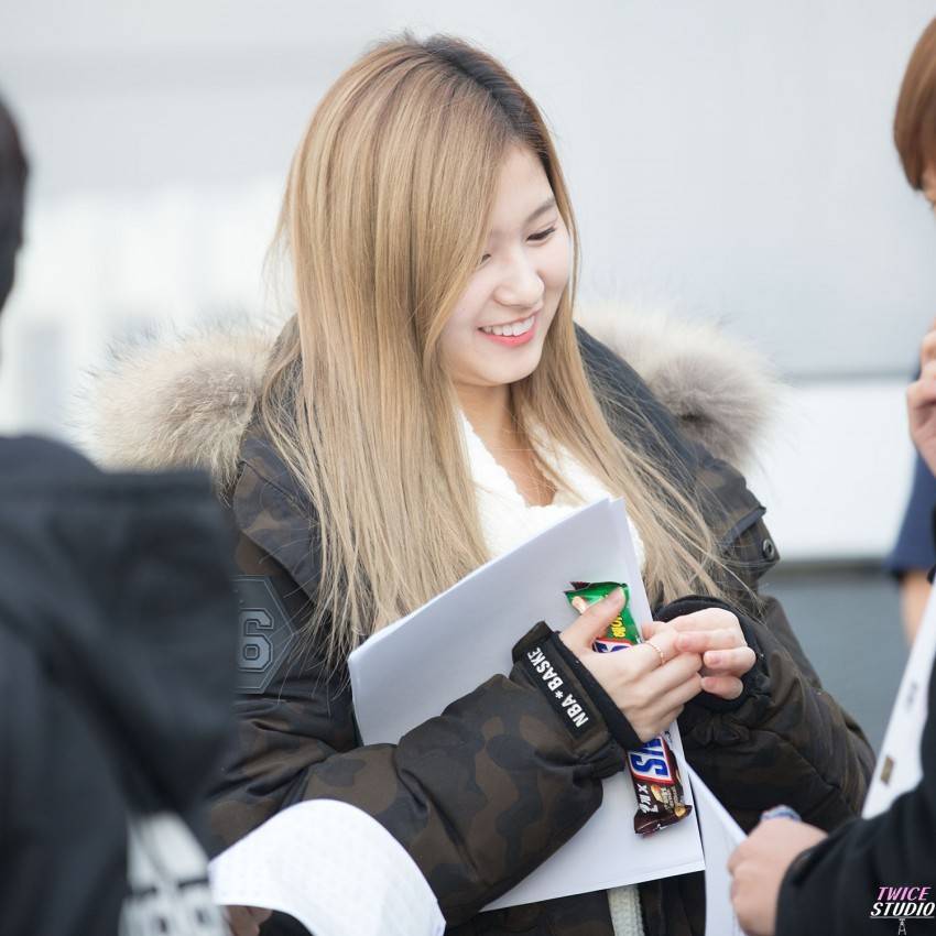 트와이스 사나가 먹고싶은거 마음껏 먹으면.....gif | 인스티즈