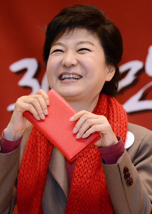 빨간목도리 하면 가장 먼저 떠오르는 사람은? | 인스티즈