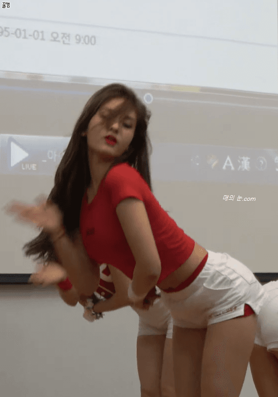 빨간 옷의 전소미.gif | 인스티즈