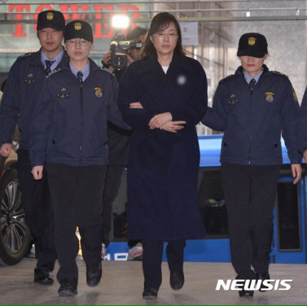 설날 푹 쉬고 특검에 출근한 조윤선 | 인스티즈