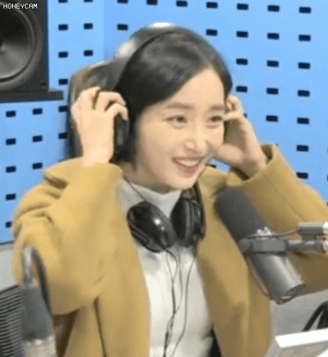 민망해하는 윤태진.gif | 인스티즈