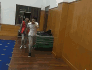 여자들이 너무좋아하는 벽쿵.gif | 인스티즈