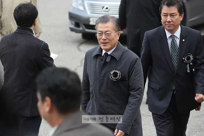 문재인의 아픈 손가락 두남자 | 인스티즈