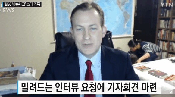 전세계에서 핫한 스타 BBC 방송사고 가족 공식 기자회견 짤.GIF | 인스티즈