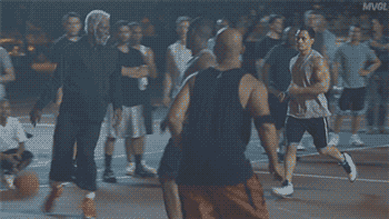 할아버지 한 명을 못이기는 미국애들 .gif | 인스티즈