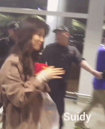 팬이 우연히 공항에 만나서 찍힌 수지 | 인스티즈