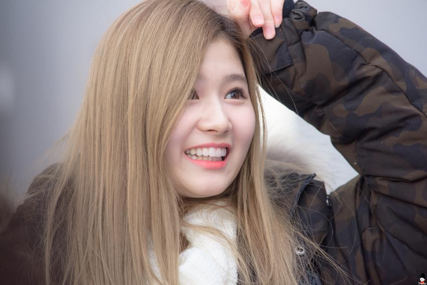 트와이스 사나가 먹고싶은거 마음껏 먹으면.....gif | 인스티즈