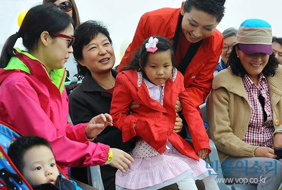 아이들과 놀랍도록 즐거운 그네쨩.jpg | 인스티즈