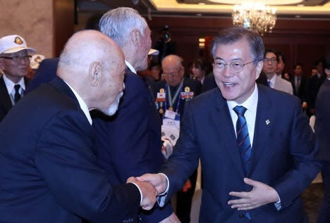 오늘자 6·25전쟁 67주년 참전유공자 위로연에 참석한 문재인 대통령 부부.jpg | 인스티즈