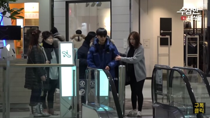 시각장애인의 에스컬레이터 역주행! 도와주실건가요? (실험카메라) | 인스티즈