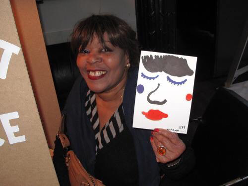 손수 만든 초상화 자판기를 끌고 전세계 곳곳에서 재밌는 초상화를 그려주는 사람 | 인스티즈