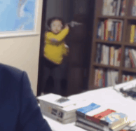 전세계에서 핫한 스타 BBC 방송사고 가족 공식 기자회견 짤.GIF | 인스티즈