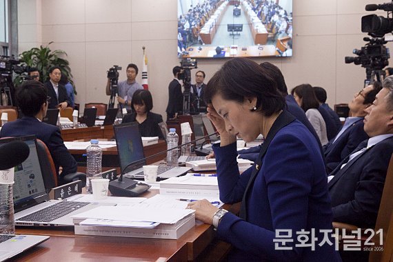 남자 정치인들 사이에 있어도 포ㅡ스로 다 발라버리는 유은혜의원 | 인스티즈