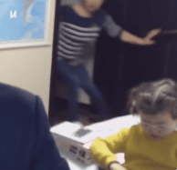 전세계에서 핫한 스타 BBC 방송사고 가족 공식 기자회견 짤.GIF | 인스티즈