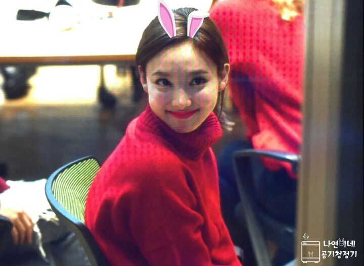 [트와이스] 빨간 목폴라를 입은 나연이 | 인스티즈