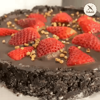 초코 범벅 딸기 케이크.gif | 인스티즈