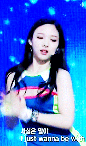 [twice] 허리가 진짜 가느다란 맏내 나연이.gif | 인스티즈