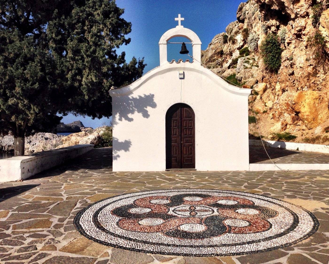 소소하게 아름다운 결혼식장으로 인기있는 그리스 한 섬의 작은 교회.jpg | 인스티즈