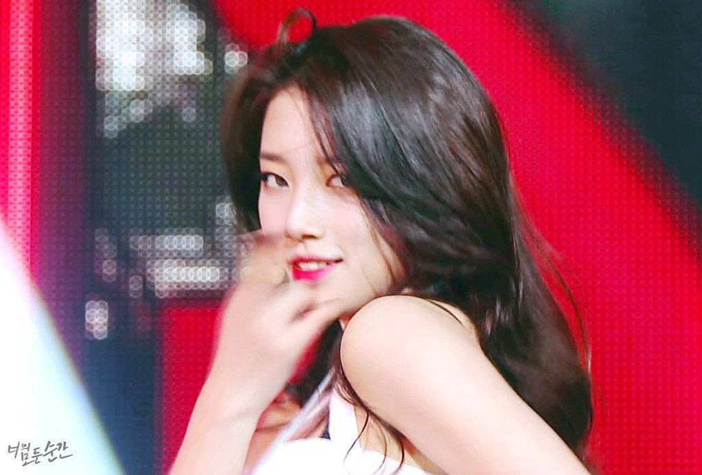 코디의 실수로 옷끈이 풀어진 방송사고를 수습하는 20살 수지ㄷㄷㄷ | 인스티즈