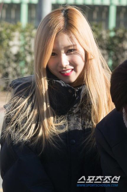 같은 장소 1년전 트와이스 사나와 1년후 사나 | 인스티즈