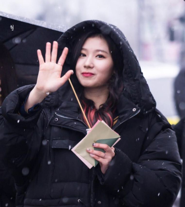 같은 장소 1년전 트와이스 사나와 1년후 사나 | 인스티즈