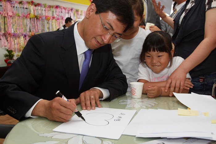 남녀노소를 가리지 않는 안희정의 매력 .jpgif | 인스티즈