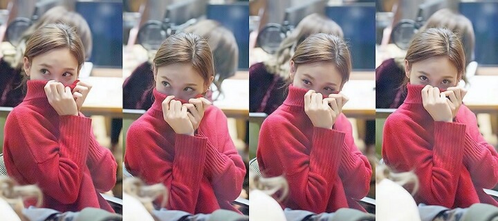 [트와이스] 빨간 목폴라를 입은 나연이 | 인스티즈