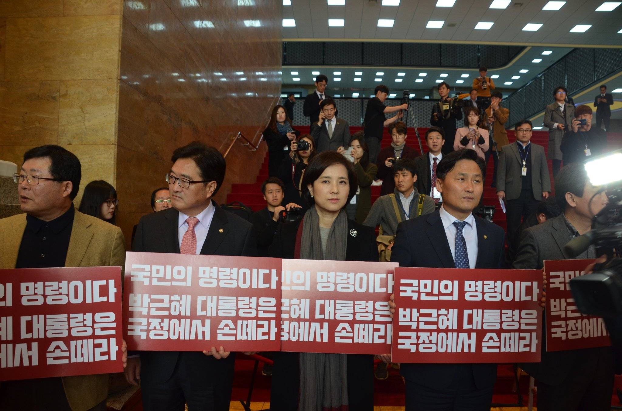 남자 정치인들 사이에 있어도 포ㅡ스로 다 발라버리는 유은혜의원 | 인스티즈