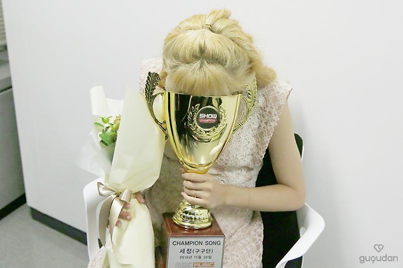 얼굴 파묻는걸 좋아하는 세정이.gif | 인스티즈