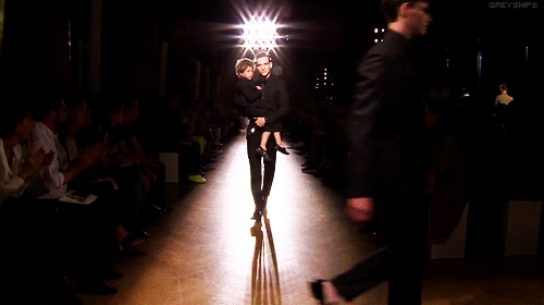 우는아이 달래주는 모델.gif | 인스티즈