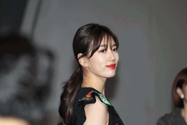 오늘자 MAMA 레드카펫 수지.jpgif | 인스티즈