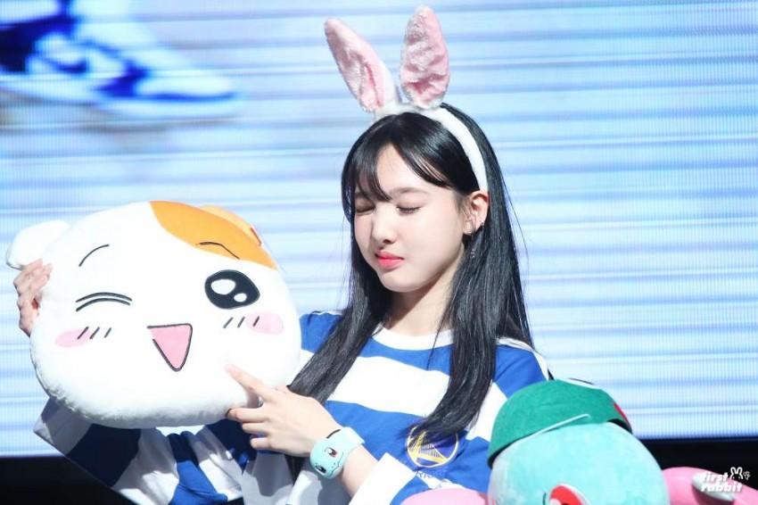 Re:이쁜 나연~찡이지만 과자흘리는 칠칠맞은 나연이 | 인스티즈