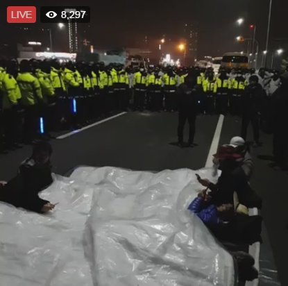 경찰이 휘두른 채증용 카메라에 부상 당한 농민(피 주의) | 인스티즈