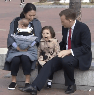 전세계에서 핫한 스타 BBC 방송사고 가족 공식 기자회견 짤.GIF | 인스티즈