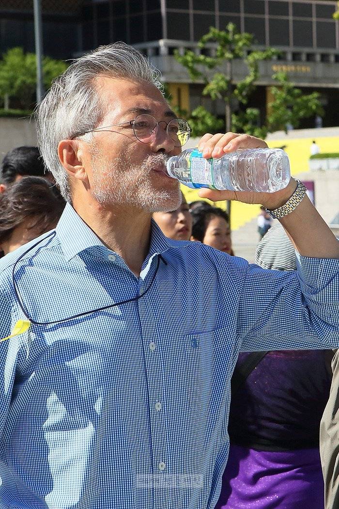 나이 들면서 얼굴의 느낌이 바뀌는듯한 문재인.jpg | 인스티즈