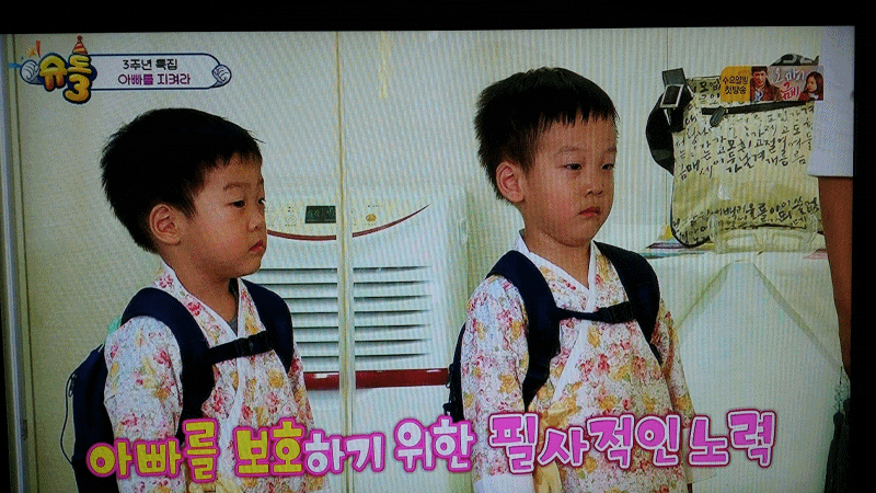 아빠를 위해 인형인척 하는 서언 서준이 | 인스티즈