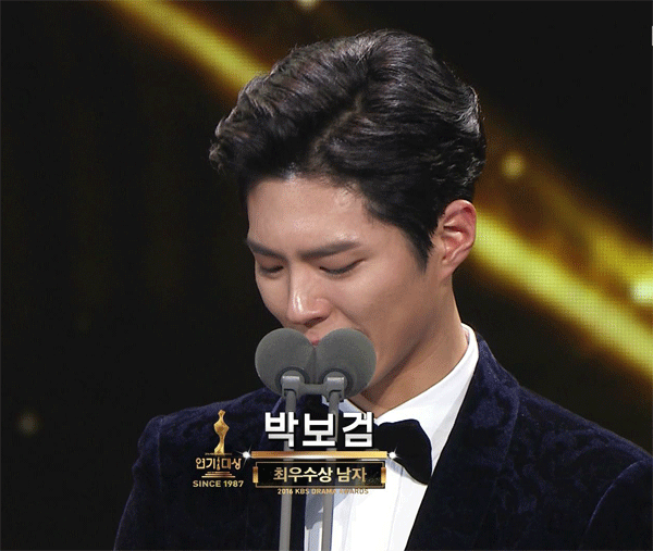 연기대상 시상식에서 송중기 박보검이 펑펑 운 이유.jpg | 인스티즈