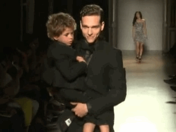 우는아이 달래주는 모델.gif | 인스티즈