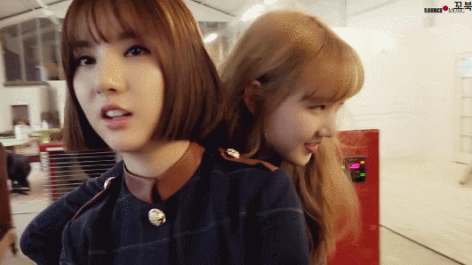 여자친구 은하를 만지는 변태린.gif | 인스티즈