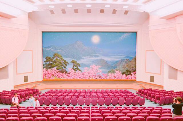 그랜드부다페스트 감성 0.1%정도 나는 북한의 인테리어.jpg | 인스티즈