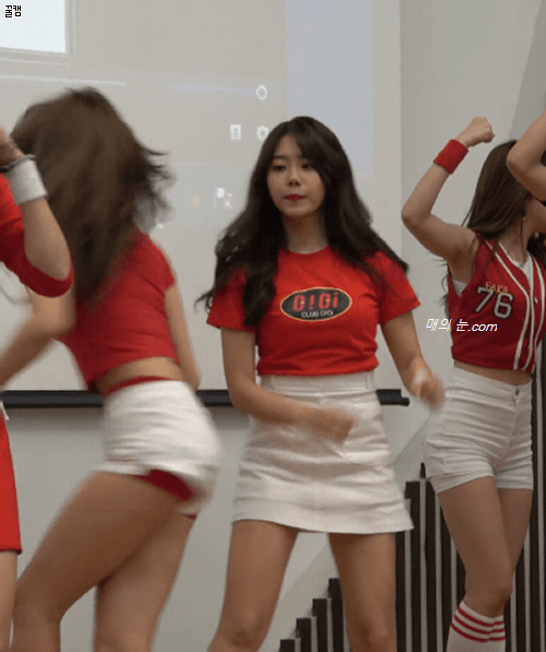 빨간 옷의 전소미.gif | 인스티즈