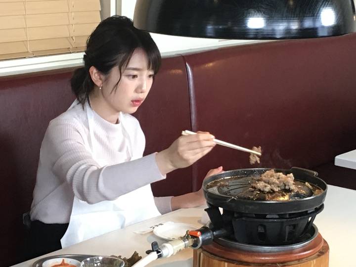 일본 여자 아나운서 먹방 | 인스티즈