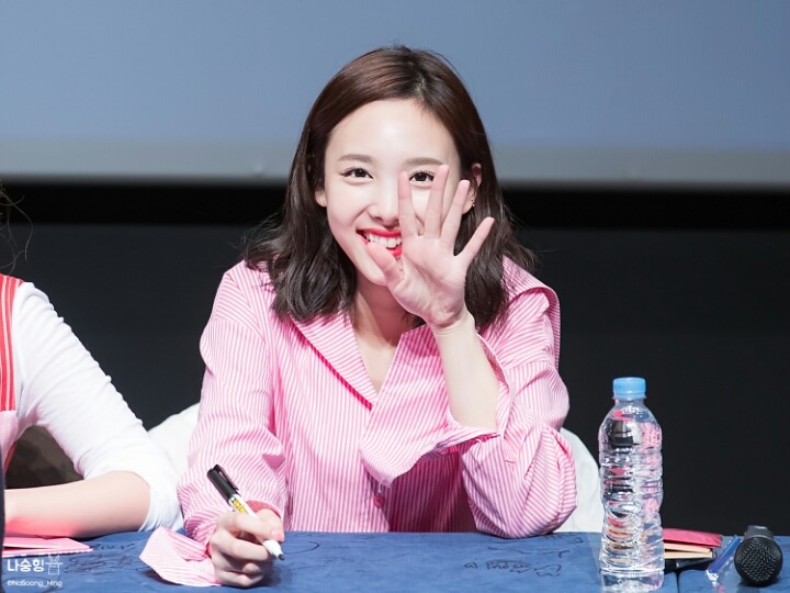 [트와이스] 팬들에게 눈 던지는 나연이 | 인스티즈