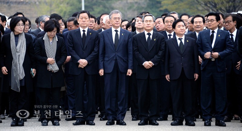 넥타이 매는걸 싫어한다는 문재인 | 인스티즈