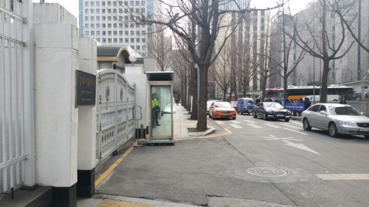 지금 이시각, 행정자치부앞에서 출산지도를 비판하는 1인시위를 하고있습니다(feat. 아기자판기) | 인스티즈