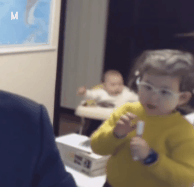 전세계에서 핫한 스타 BBC 방송사고 가족 공식 기자회견 짤.GIF | 인스티즈