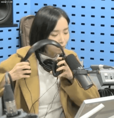 민망해하는 윤태진.gif | 인스티즈